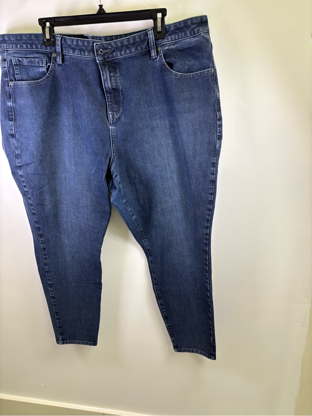 LANE BRYANT JEANS   WOMEN 24R 
BLUE JEANS   COTTON POLYESTER